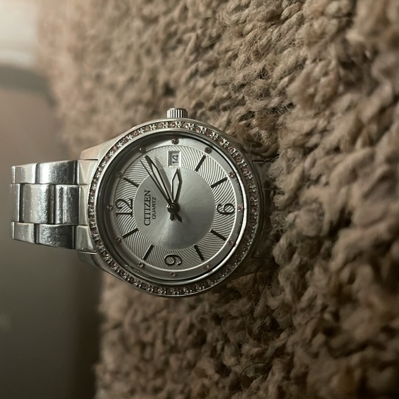 I am selling a citizen silver quartz watch for women - Picture 2 of 7